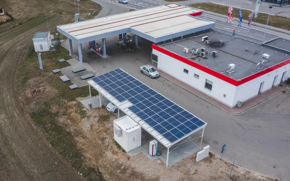 Břeclavská stanice pro elektromobily vyhrála ekologickou cenu. Energii bere ze slunce