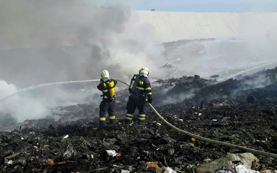 V Bratčicích na Brněnsku hoří skládka komunálního odpadu