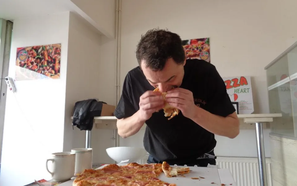 Maxijedlík nezklamal, půlmetrovou pizzu zhltl za devět minut