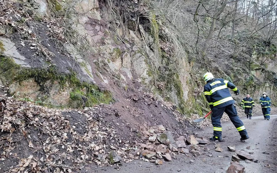 Na cyklostezce dochází k údržbě po spadlém kamení či stromech pravidelně