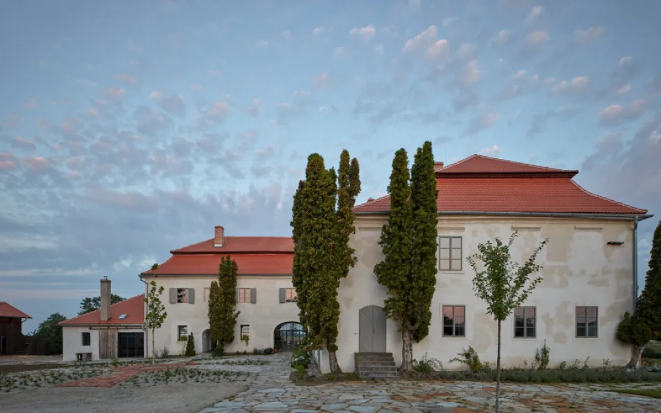Opravená keramická továrna Kocanda v Kravsku