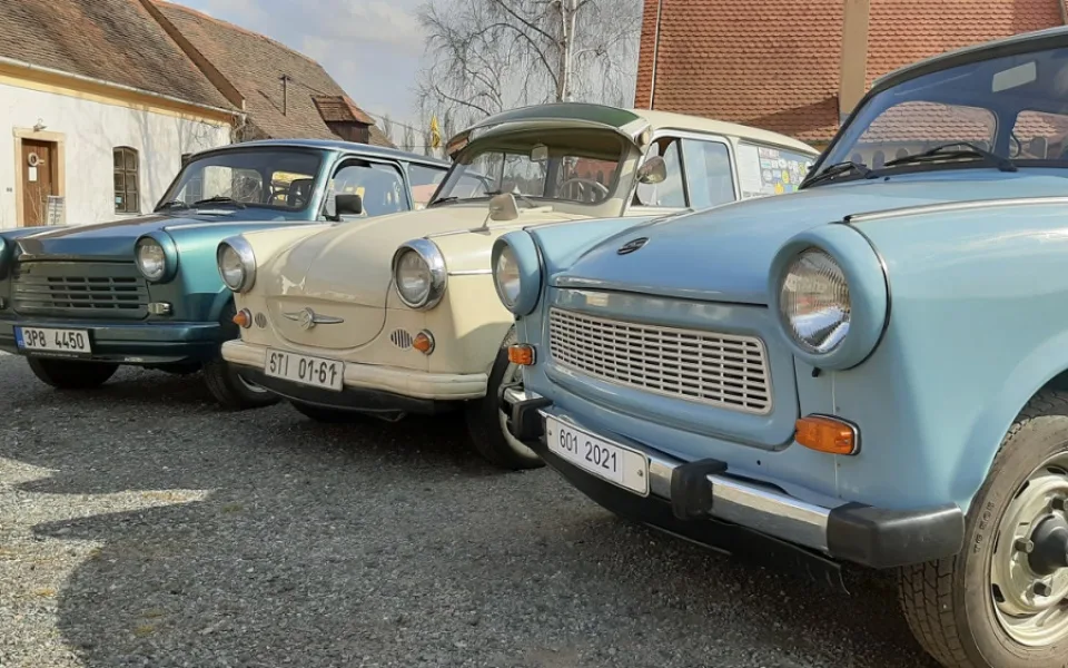 size4-16197926040795-139-vyroba-legendarniho-vozu-skoncila-presne-pred-30-lety-sve-fanousky-ma-trabant-dodnes