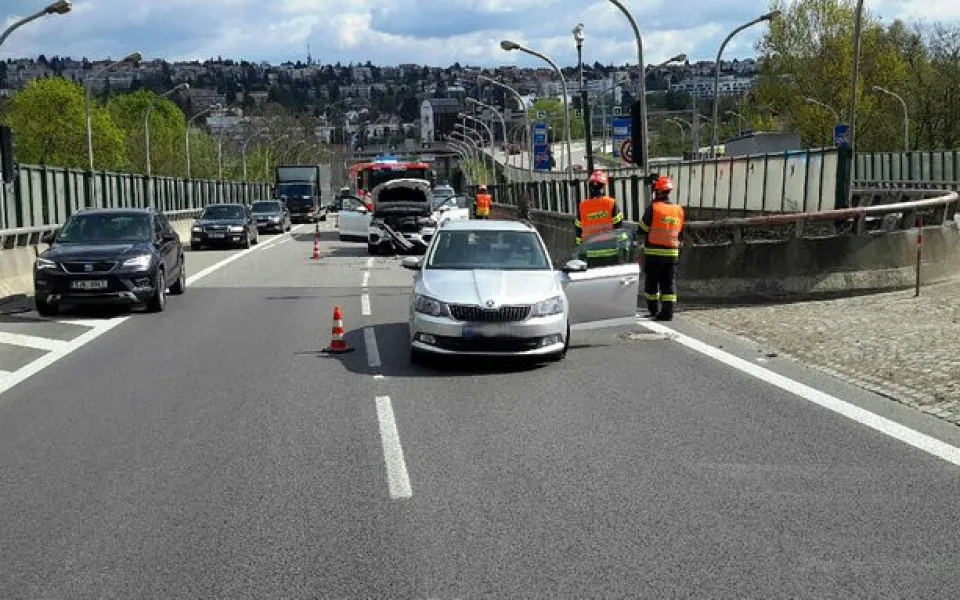 Složky IZS JMK dnes zasahovaly u nehody při vjezdu do Pisáreckého tunelu