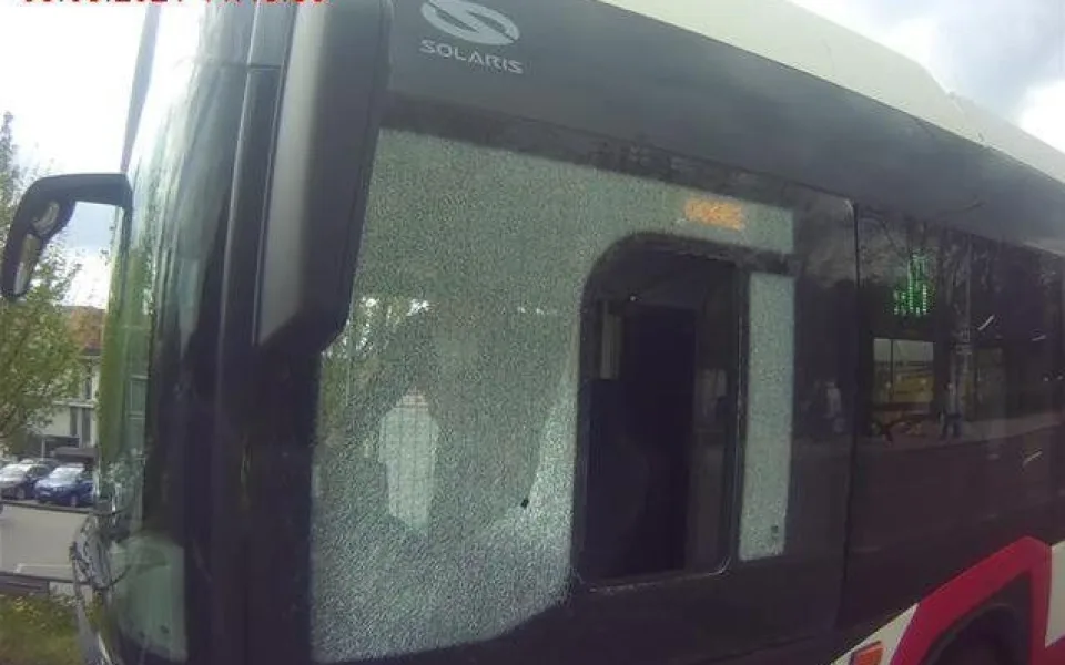 autobus_rozbite_okno_lahvi