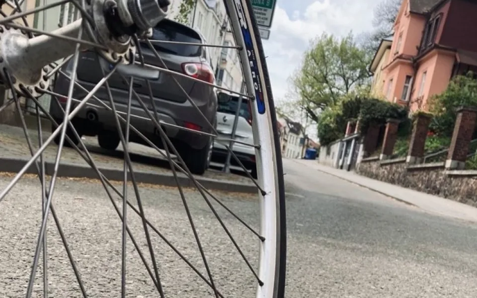 Řidič zacouval do důchodkyně na kole, spadla a zranila se