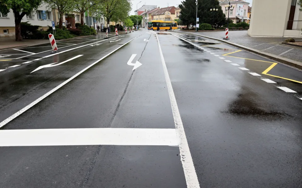 Rekonstrukce břeclavské silnice v centru města je hovotá