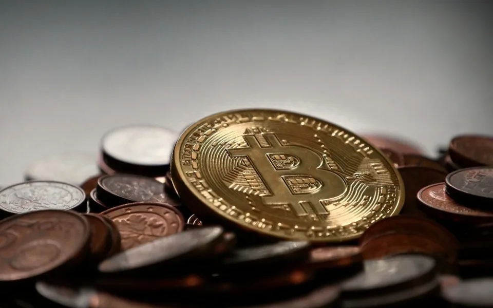 Důchodce toužil vydělat na kryptoměnách, přišel o půl milionu