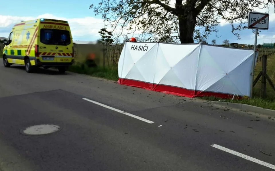 Motorkář nezvládl předjíždění a narazil do stromu, na místě zemřel