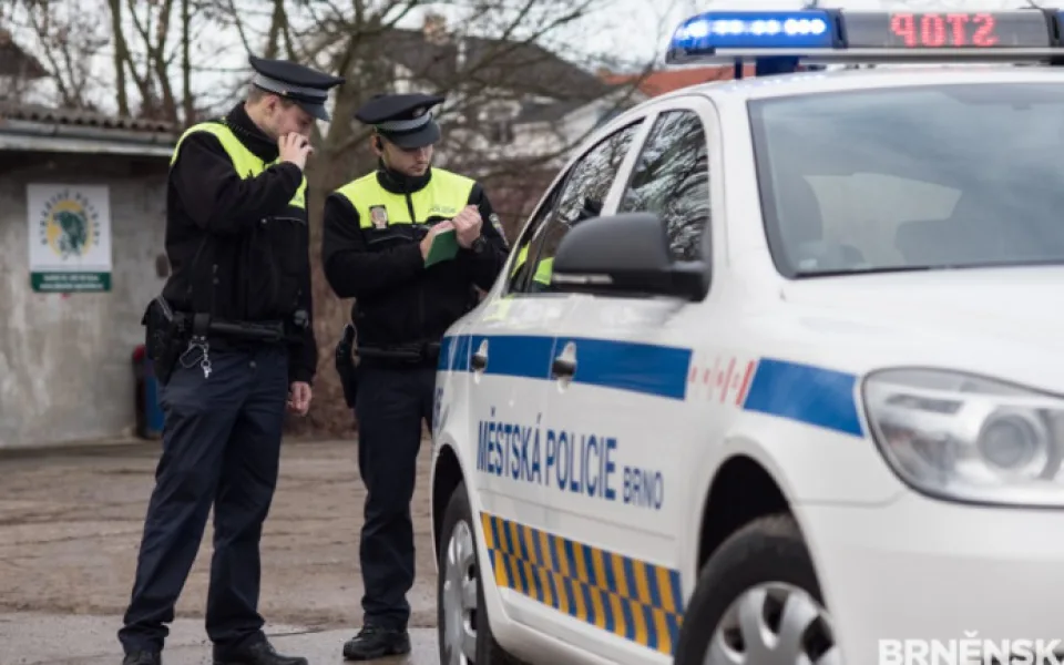 Opilý muž se zaseklou nohou v lavičce nadýchal 4,36 promile