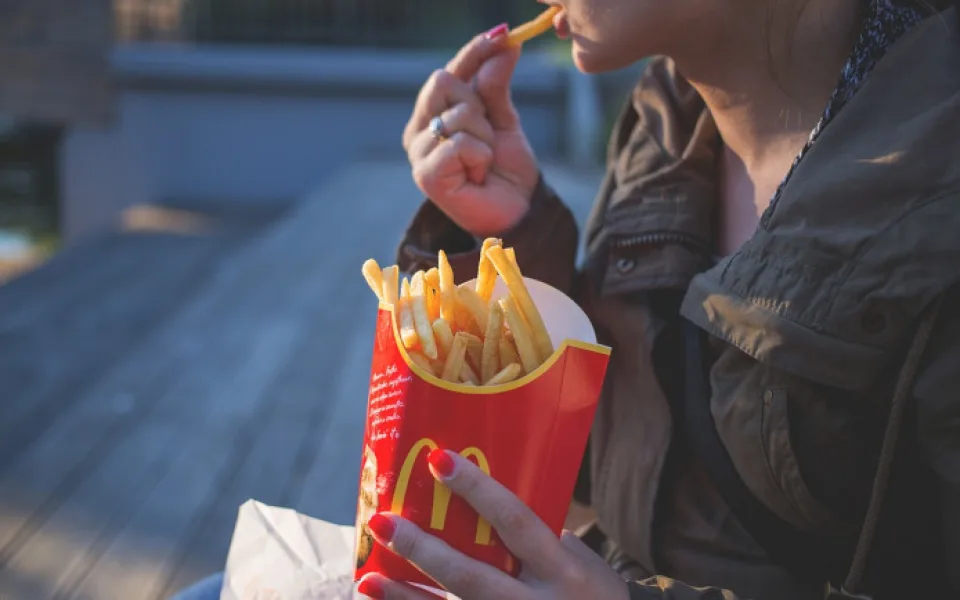 size3-16216971108411-241-mcdonalds-i-kfc-fastfoody-v-cesku-pouzivaji-toxicke-obaly-na-potraviny-ukazuje-studie