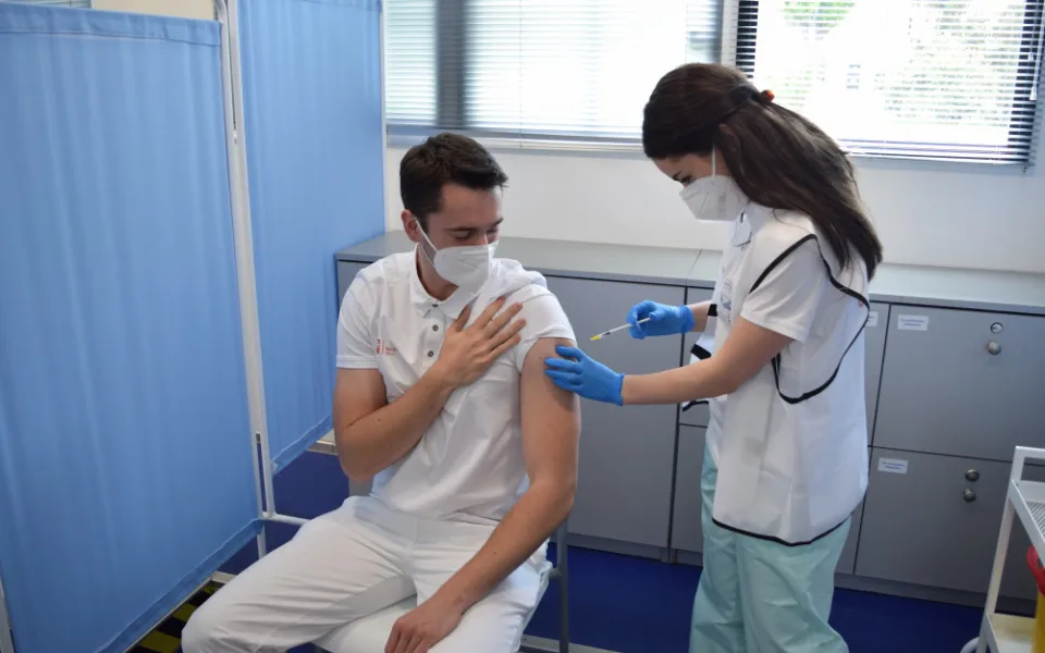 Třetí dávka vakcíny už na podzim? U seniorů bude možná potřeba