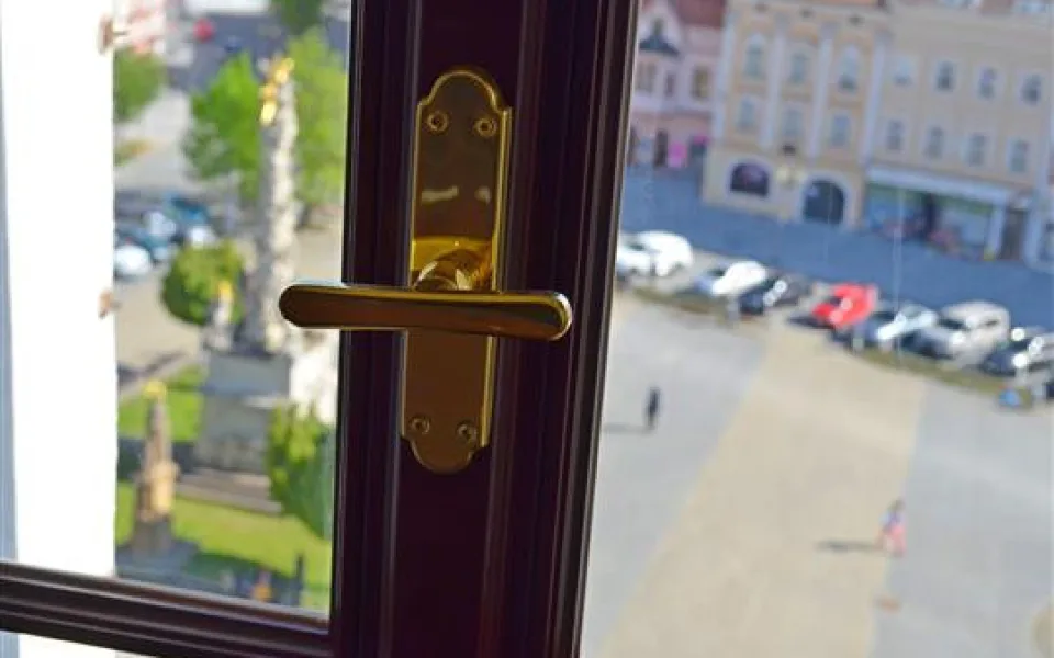 Radniční věž se dočkala proměny, zmizela okna z 16. století