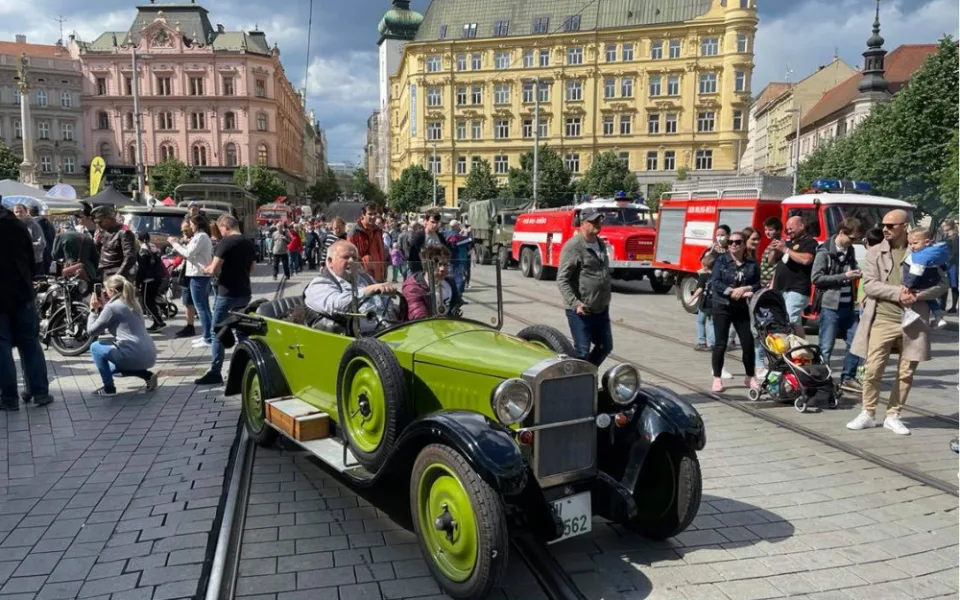 V centru zaparkovaly vojenské speciály nebo legendární tatrovky