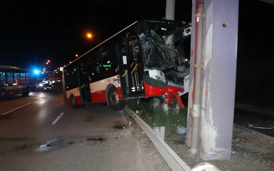 Při havárii autobusu hromadné dopravy se v Brně zranilo 11 lidí