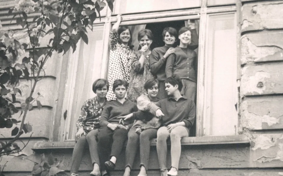 Děvčata v okně jejich pokoje, 1968
