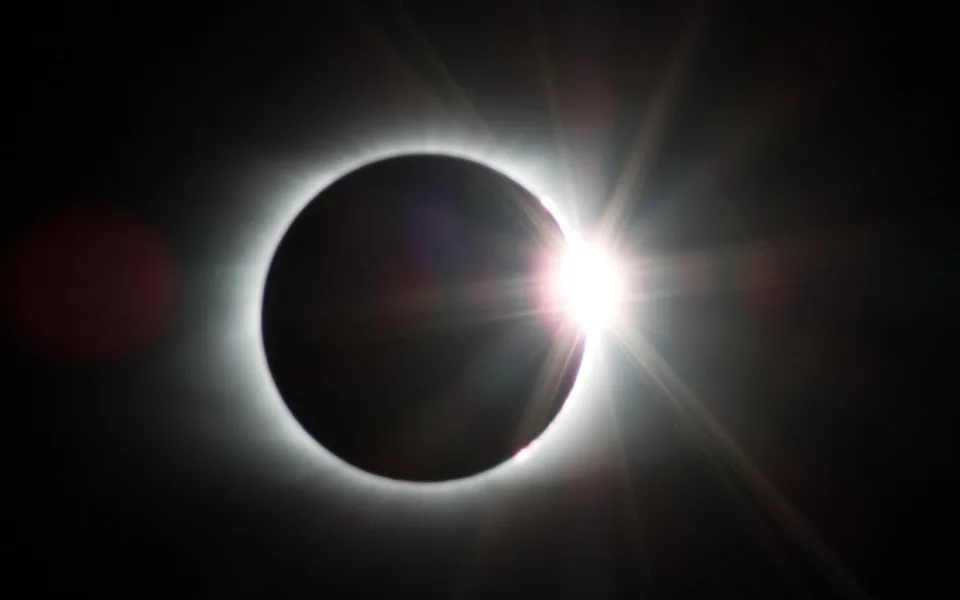 size4-16230758948162-152-ctvrtecni-obloha-nabidne-castecne-zatmeni-slunce-pri-pozorovani-si-chrante-zrak-filtrem-radi-astrono