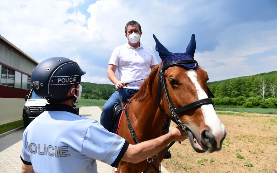 Policejní koně v Brně mají nové tréninkové středisko, zajezdil si na nich i Hamáček