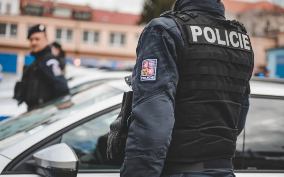 Krvavá hádka. Cizinec v Brně podřízl mladíkovi hrdlo nožem