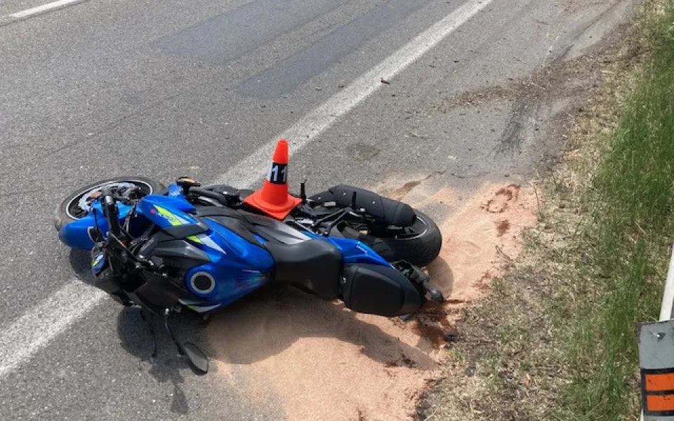 Motorkář zemřel po nárazu do svodidel, jeho spolujezdkyně bojuje o život