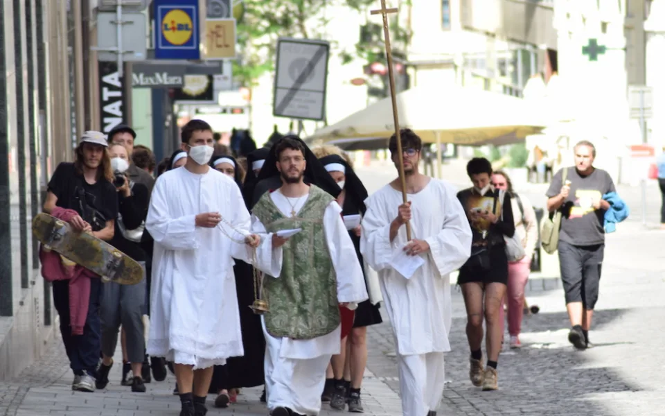 Feministicko-katoličtí aktivisté vystoupili ve Špalíčku, protože se jim nelíbí, komu patří