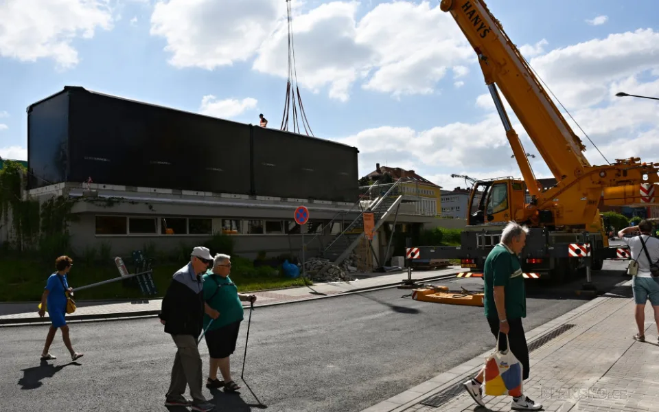Modulovou kavárnu na Poduklí v Blansku usadil stotunový jeřáb
