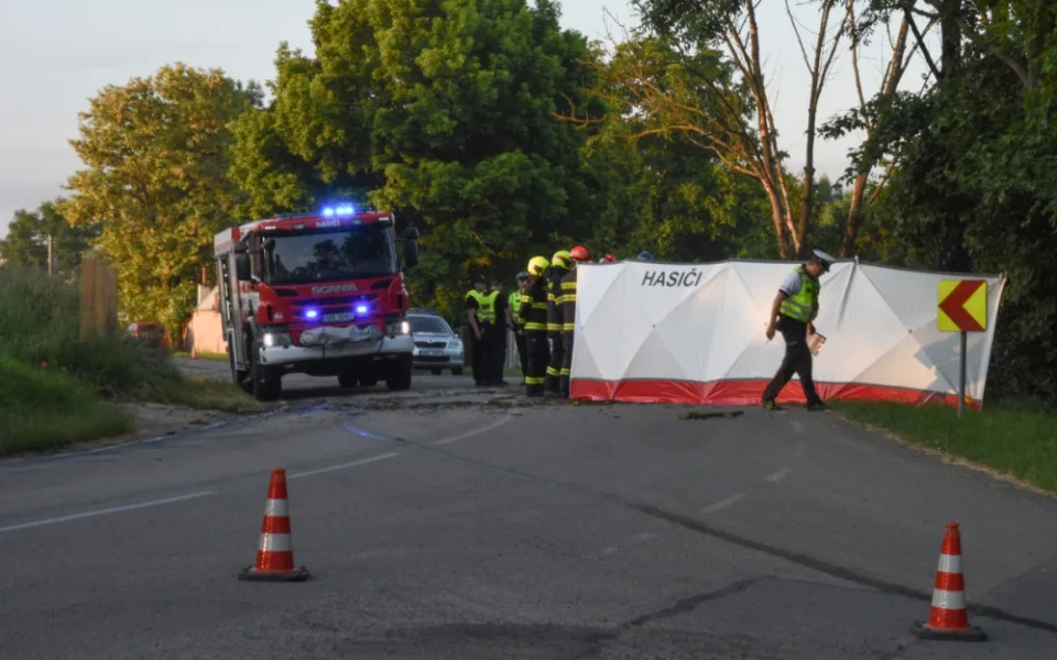 Senior na Brněnsku nepřežil náraz do stromu, auto skončilo v plamenech