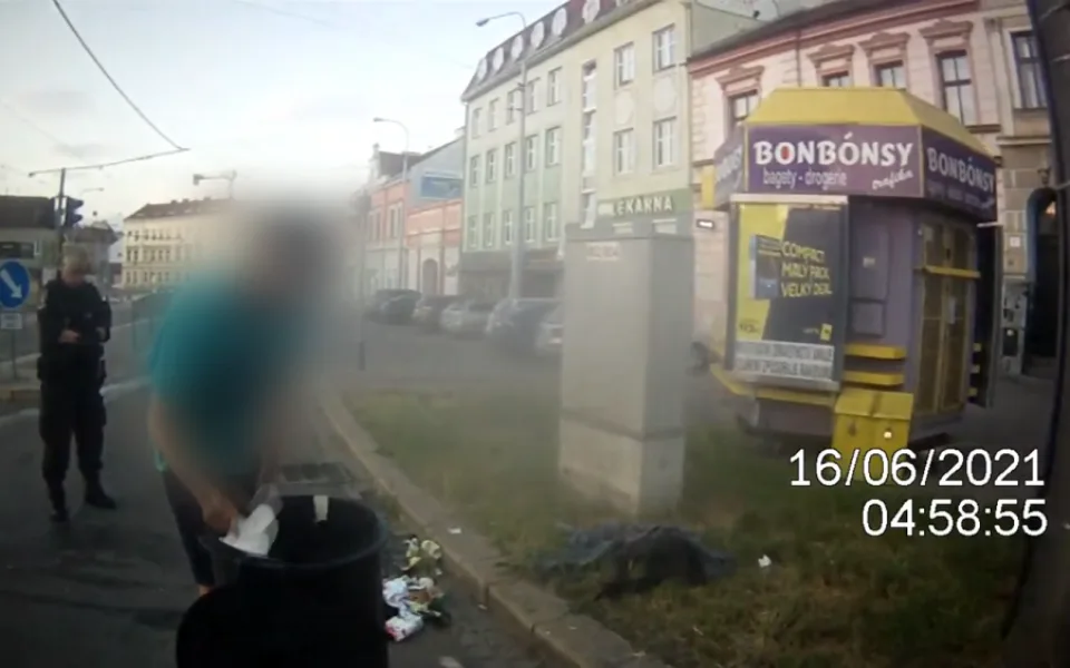 Brňan řídil provoz tyčemi a vysypal popelnici, odpadky před strážníky poslušně posbíral