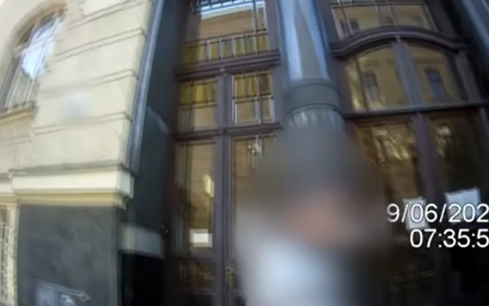 VIDEO: Strážníci v Brně pod hrozbou zbraně spoutali podezřelého z vloupání