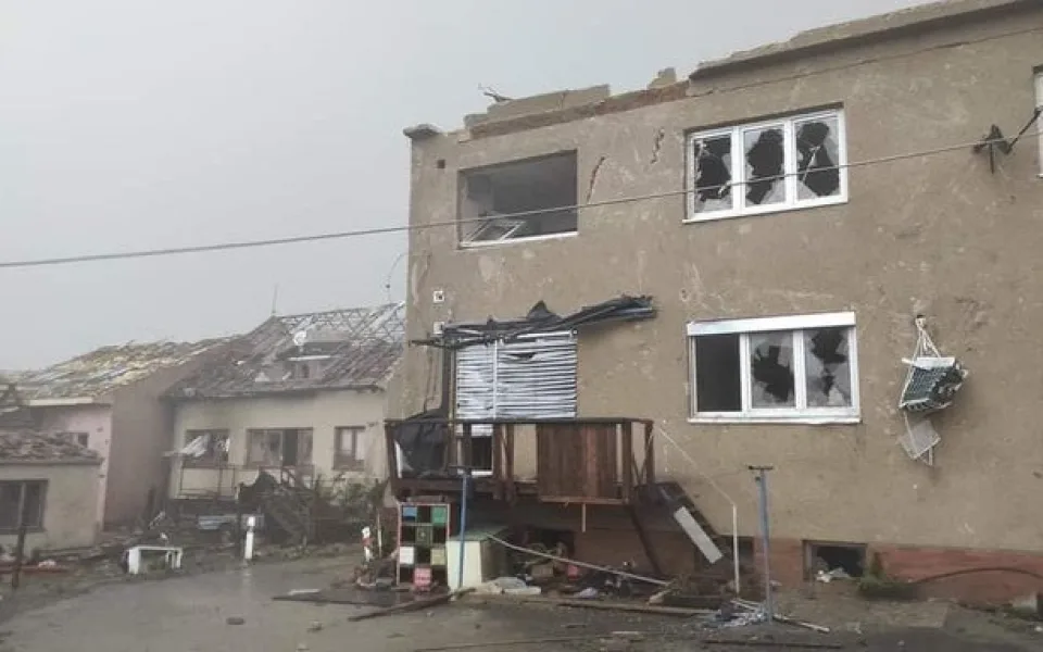 Záchranáři na jižní Moravě řeší kvůli bouřkám až 150 zraněných.