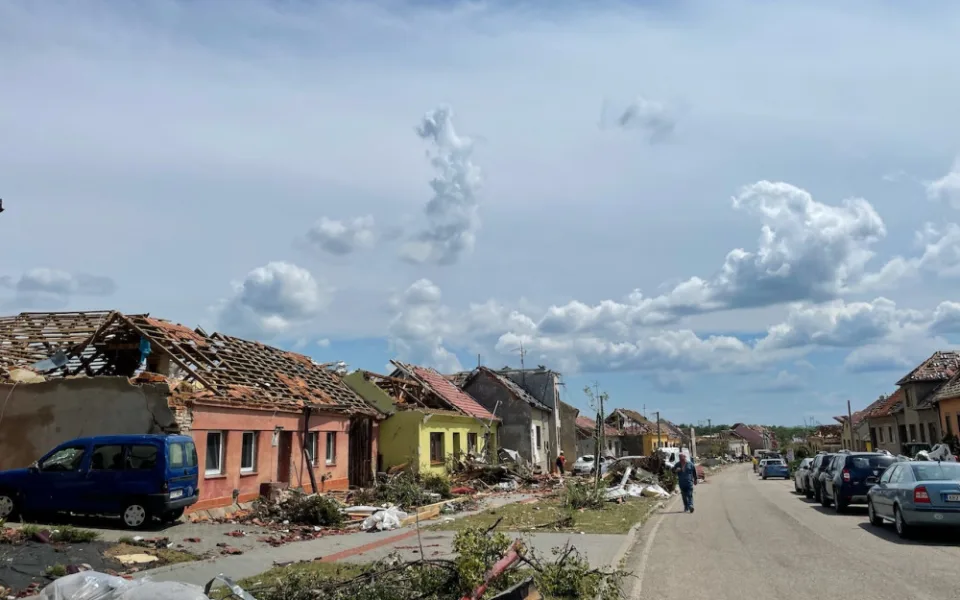 Obec Hrušky srovnalo tornádo se zemí