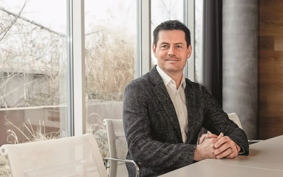 size4-16246353599032-103-karel-komarek-family-foundation-a-sazka-venuji-na-obnovu-regionu-po-nicivem-tornadu-150-milionu
