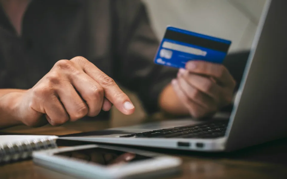 Muž na internetu zatoužil po bagru z Norska, přišel o čtvrt milionu