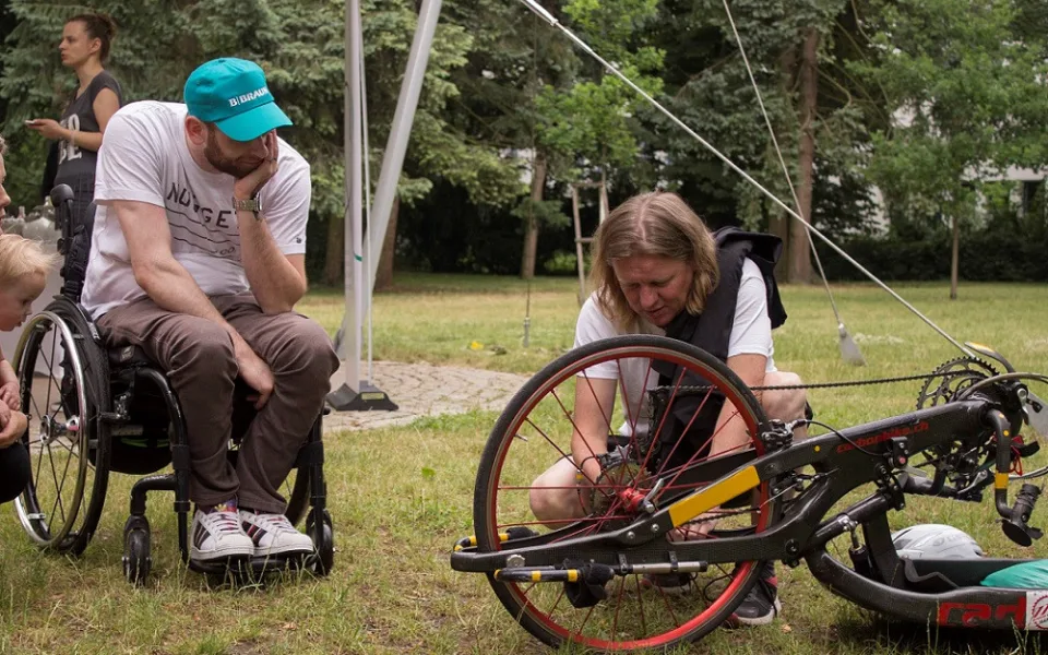 Na handbiku sice ležíte, ale je to náročnější než cyklistika, trvdí česká paralympionička