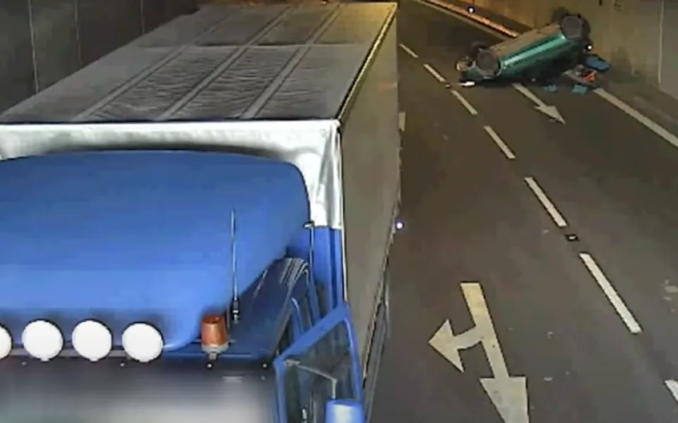 Řidič kamionu v brněnském tunelu přehlédl auto. Skončilo na střeše