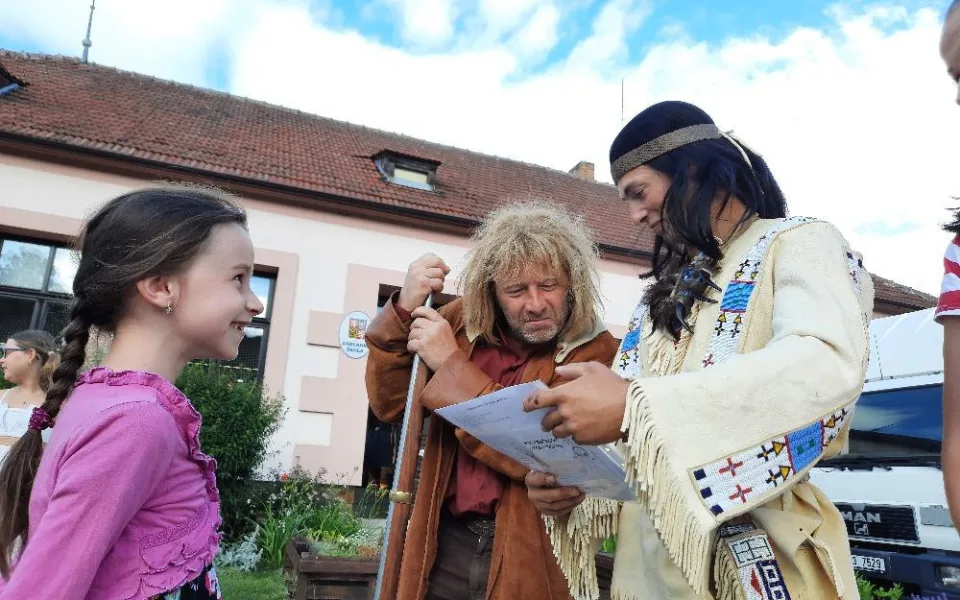 Dětem předal vysvědčení Vinnetou, přijel z westernového městečka