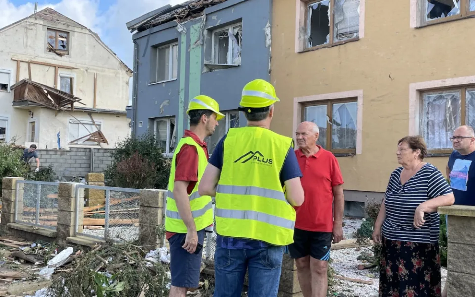 Jídla je dost, potřebujeme řemeslníky a stavební materiál, hlásí tornádem zasažené oblasti