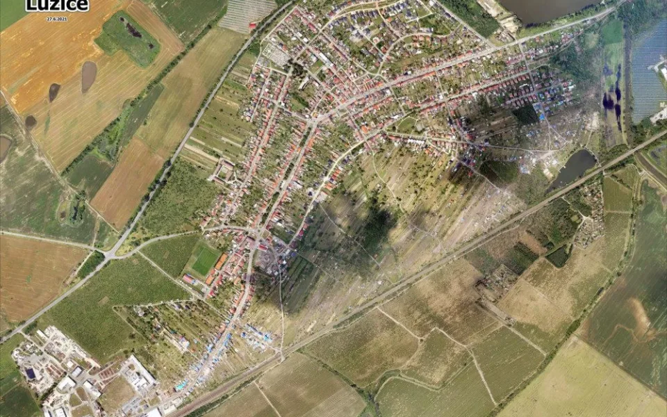 Hasičům v oblasti zasažené tornádem pomohlo mapování dronů a letounů