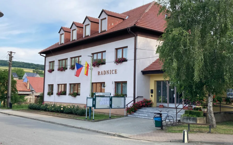Vlajka vlaje rovněž v Dambořicích na Hodonínsku