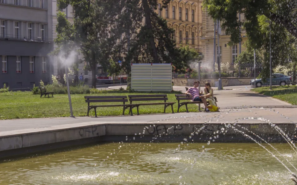 Omezte alkohol a kávu. Kolapsům z horka se dá bránit