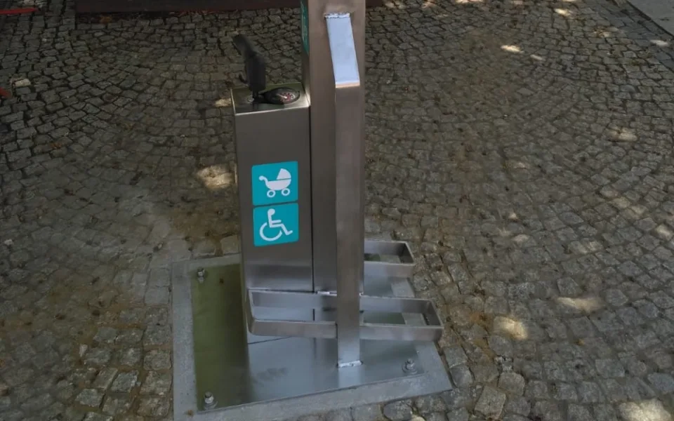 Klíče, pumpička, šroubovák. Jihomoravanům slouží nový servisní stojan