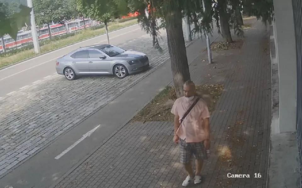 Na ruský konzulát v Brně někdo hodil kámen. Policie hledá svědka