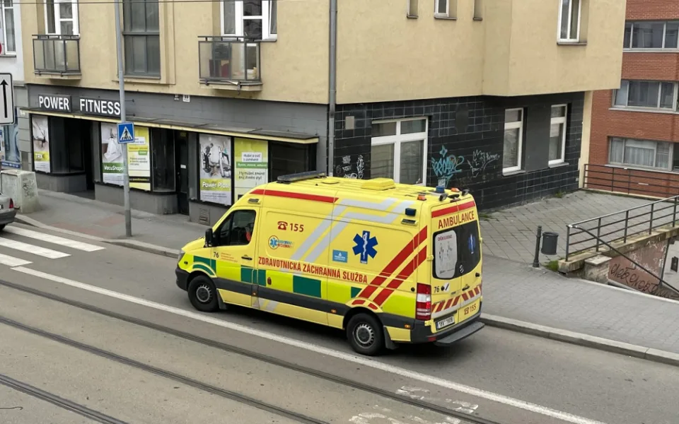 Tragédie v Brně: Žena zemřela po pádu z okna