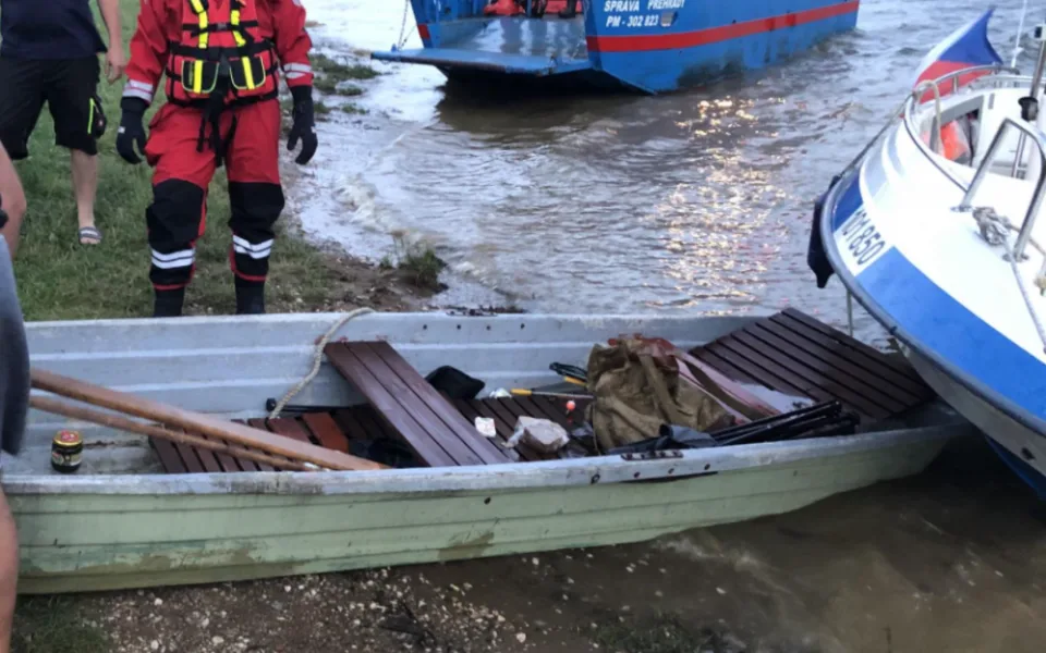 Pramice s pasažéry se začala potápět, rodinu zachránili policisté