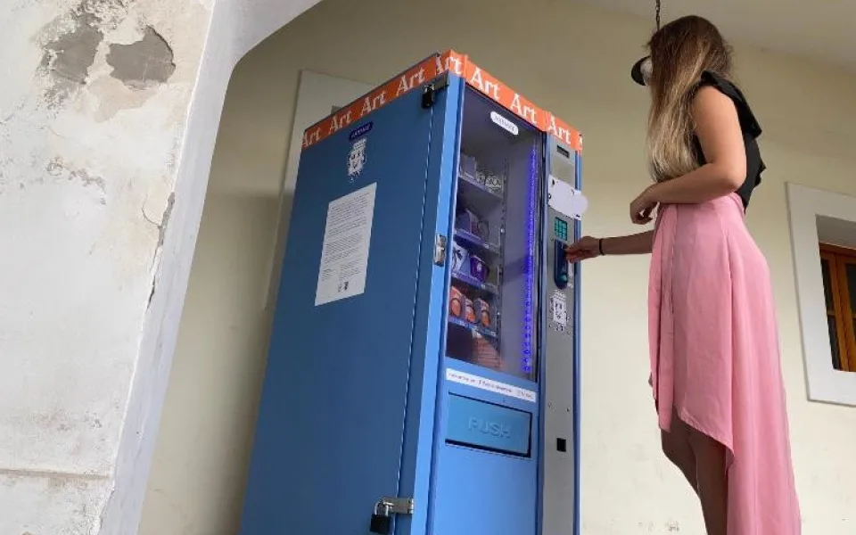 Místo cigaret vydává automat v Brně umělecká díla