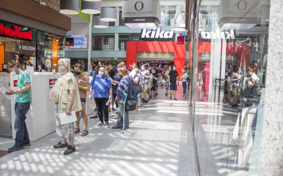 Očkovací centrum v brněnské Olympii brali lidé útokem