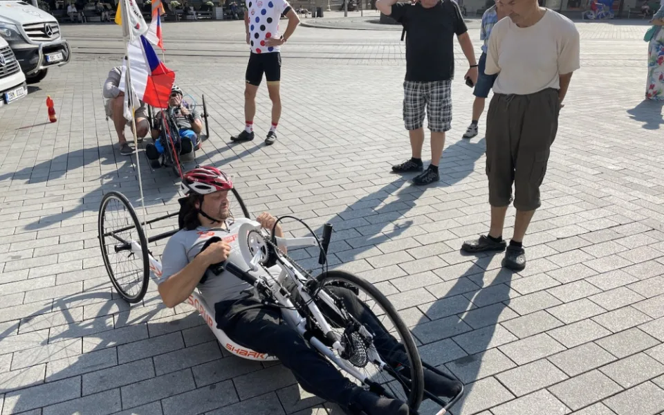Z Brna až do Vatikánu. Český handbiker věří, že se setká s papežem Františkem
