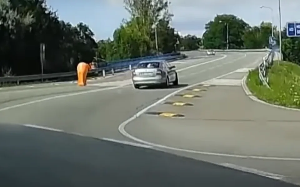 Ujíždějící recidivista.