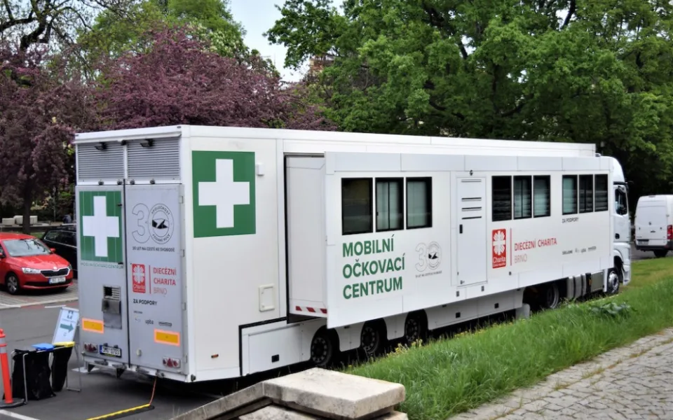Brněnský kamion pomáhá s očkováním v Pardubicích