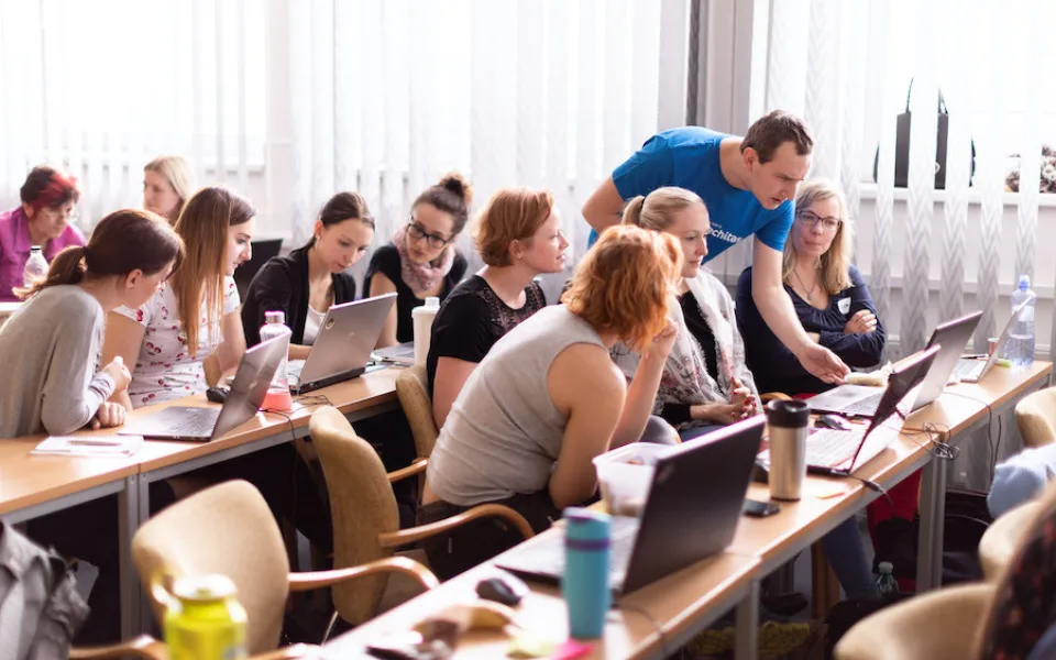 Změnit kariéru z pohodlí domova? Digitální akademie láká na poslední místa