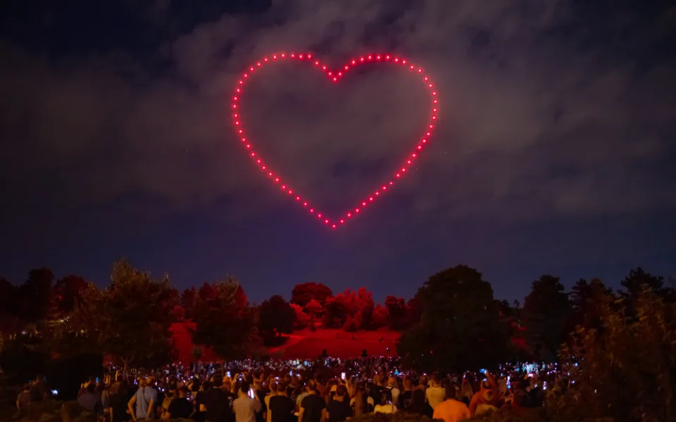 Dronová show nad Brnem.